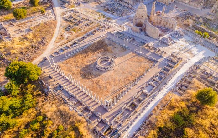 antalya perge antik kenti - Depositphotos