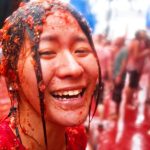 İspanya’da Domates Savaşı: Binlerce Kişi 120 Ton Domatesi Birbirine Attı