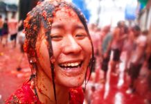 İspanya’da Domates Savaşı: Binlerce Kişi 120 Ton Domatesi Birbirine Attı