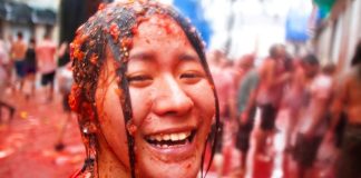 İspanya’da Domates Savaşı: Binlerce Kişi 120 Ton Domatesi Birbirine Attı