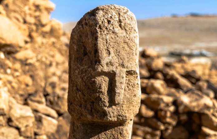 Karahantepe insan yuzlu T bicimli dikilitas