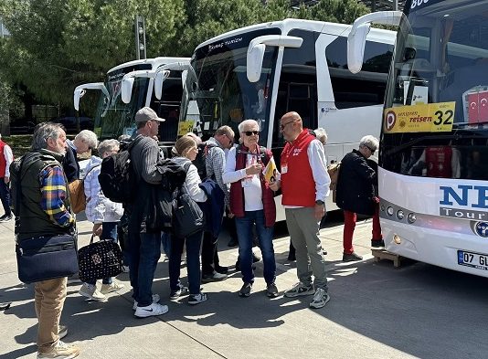 Avusturyalı Emekliler Marmaris’e Döndü: Sektör Umutlandı, Yorumlar İkiye Bölündü