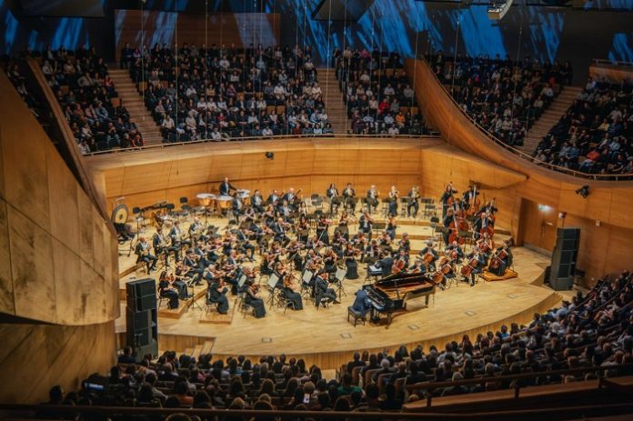 CSO Ankara 2026–2027 sezon açılış konseri CSO Ada Ankara’da orkestra, piyanist ve konseri izleyen seyirciler